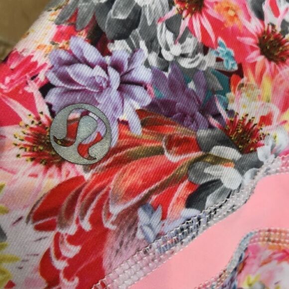 Lululemon flowabunga pace crops sz 4 pristine - Picture 7 of 8